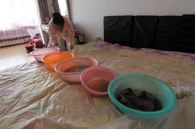 玉林楼上漏水，住户失联，小区没物管，业主维权难！律师来支招……